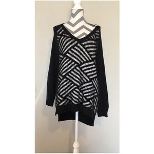 NWT Two by Vince Camuto Black and White Tara Eyelash Geometric Pattern Sweater